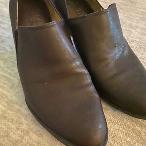 Brown man made upper with 2” heel rubber sole. Never worn.